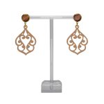 Ohrnamenti, geschnitzte Horn Ohrringe Modell Ilsa, rosa lackiertem Horn mit Cabochon Stecker.