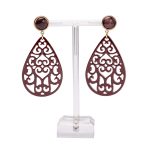 Ohrnamenti, geschnitzte Horn Ohrringe Modell Lucille, dunkelrot lackiertem Horn mit Cabochon Stecker.